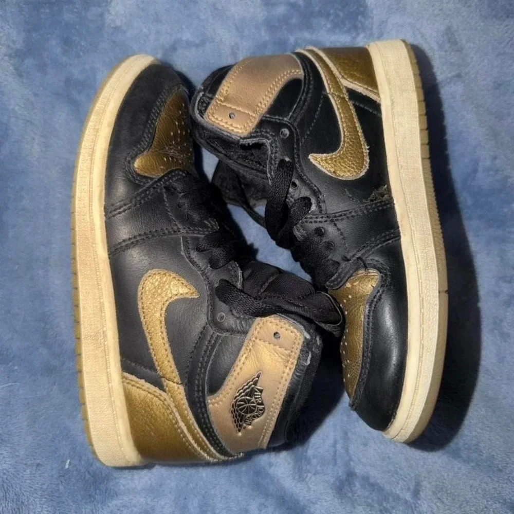 Jordan 1‎ Retro High OG black and gold trainers kids size 13c